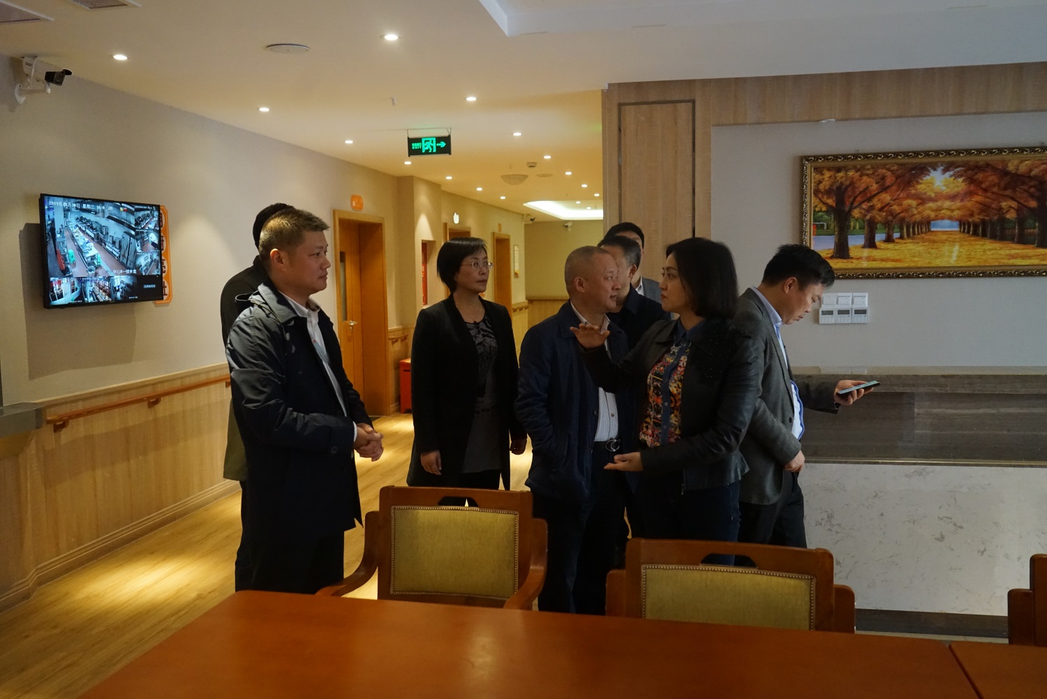 9.參觀餐廳等其他多功能區(qū)域，唐副市長(zhǎng)向陳董事長(zhǎng)詢(xún)問(wèn)樓層層高等情況.JPG