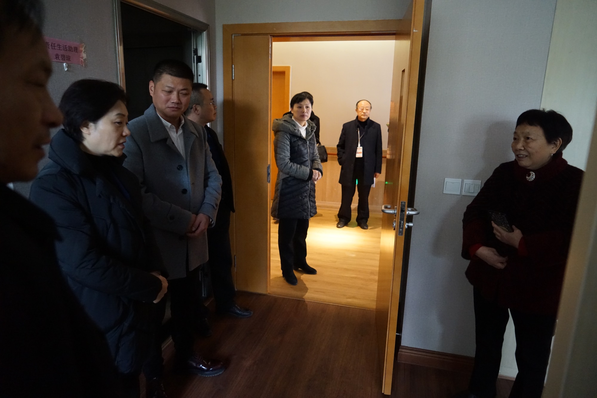 11.參觀套房，鄧廳長與入住老人候婆婆親切交談.JPG